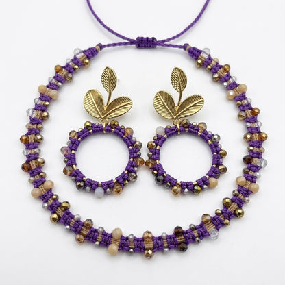 Set círculo floral en lila: pulsera de macramé y pendientes a juego con cristales bronce y dorado sobre fondo blanco